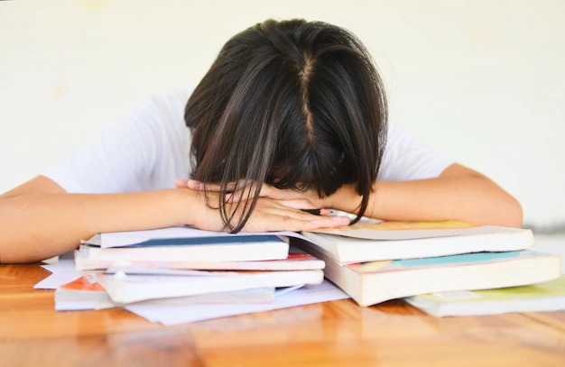 alumno estresado por estudiar la prepa